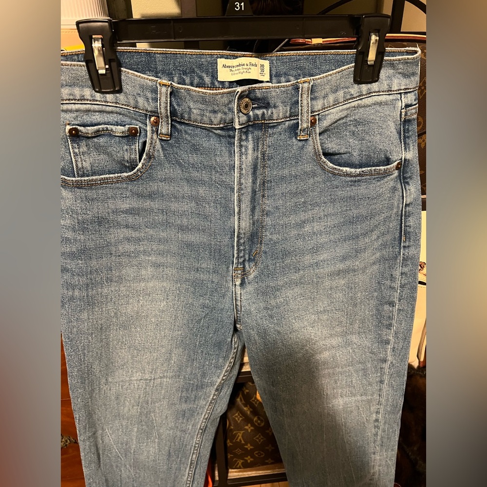 Abercrombie & Fitch Women’s high rise straight leg Jeans-31